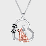 Collana a forma di cuore con cane e giovane